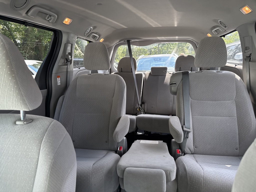 2020 Toyota Sienna LE photo 13