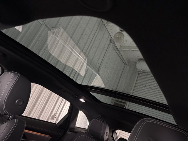 2025 Jaguar F-PACE P400 R-Dynamic S photo 24