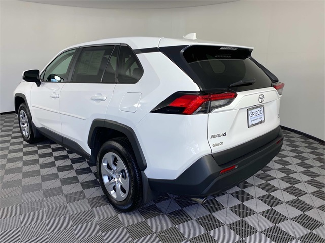 2022 Toyota RAV4 LE photo 2