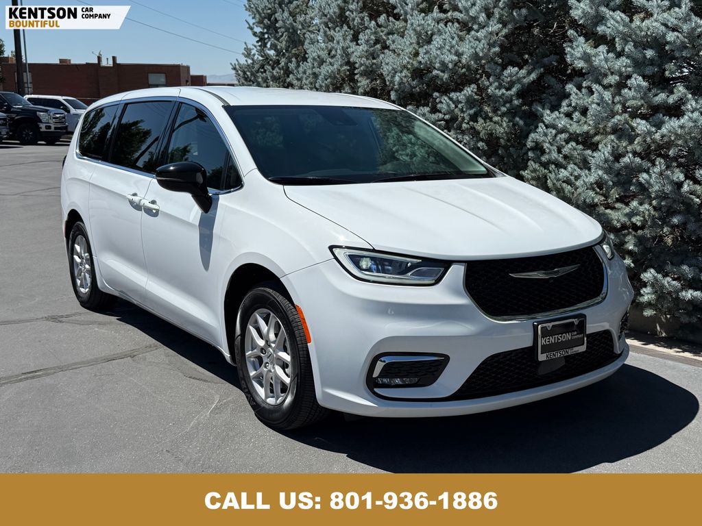 2024 Chrysler Pacifica Touring L photo 12