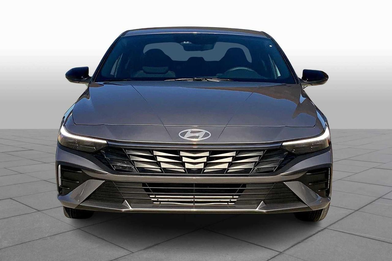 2025 Hyundai Elantra SEL Sport photo 3