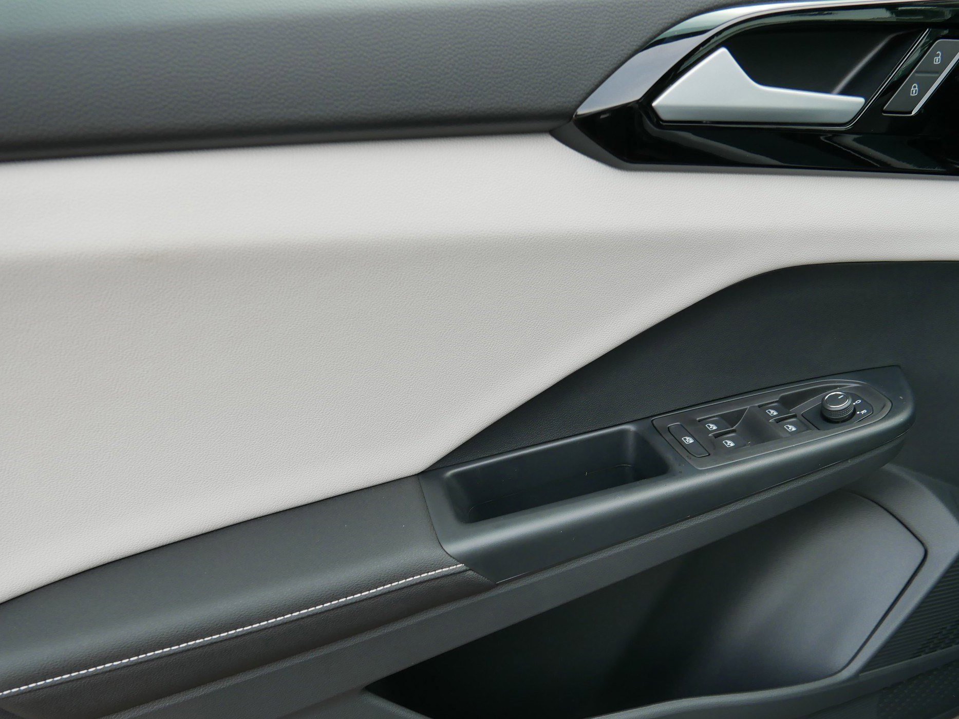 2025 Volkswagen Taos S photo 2