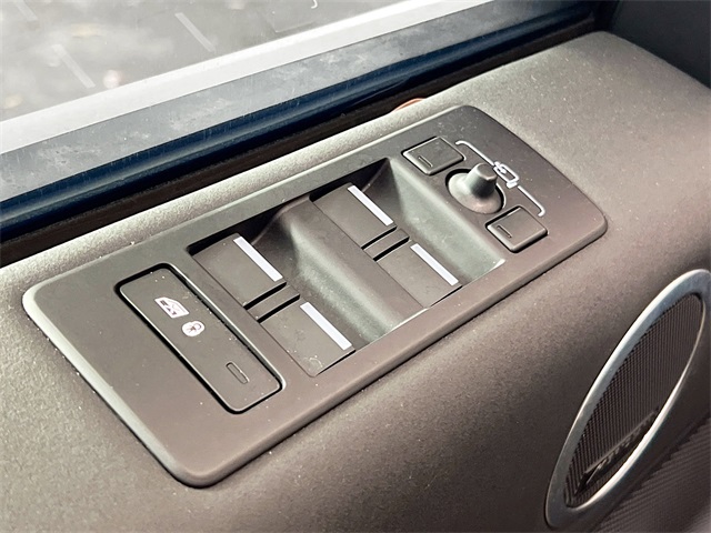 2024 Land Rover Discovery S photo 15
