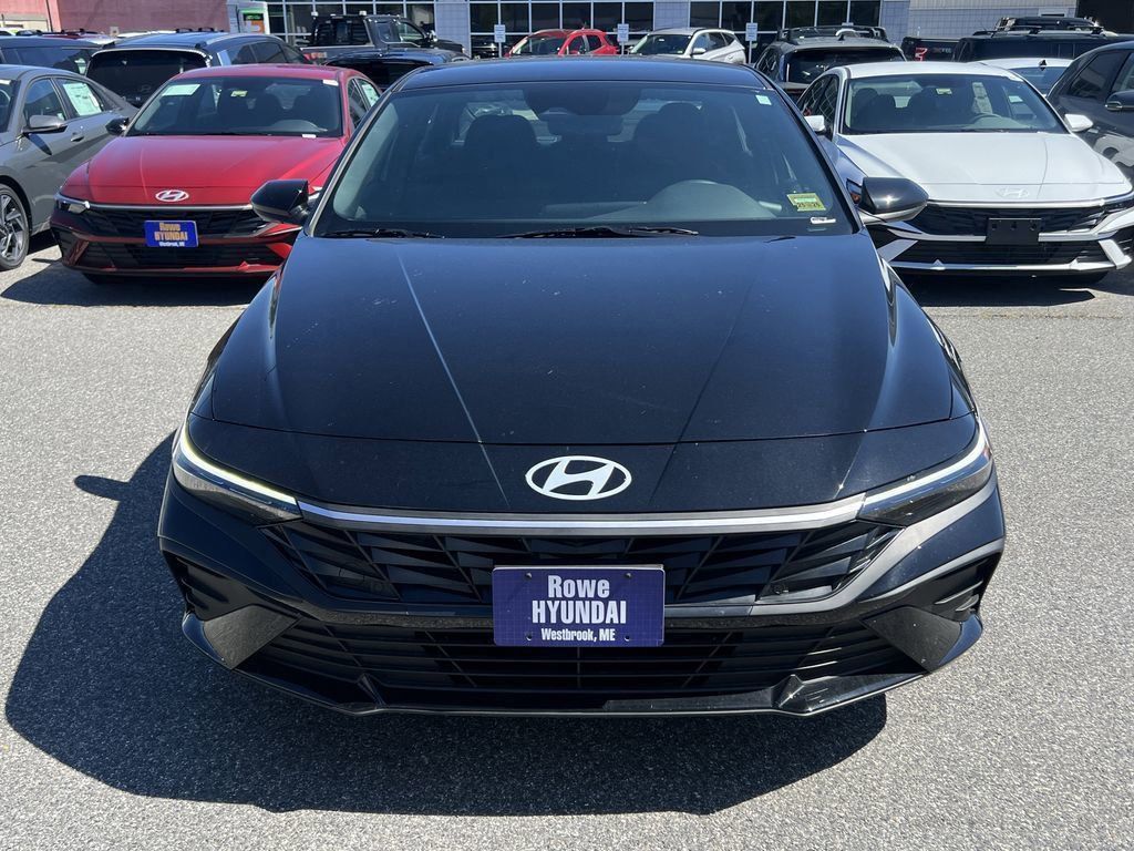 2025 Hyundai Elantra SEL Sport photo 2