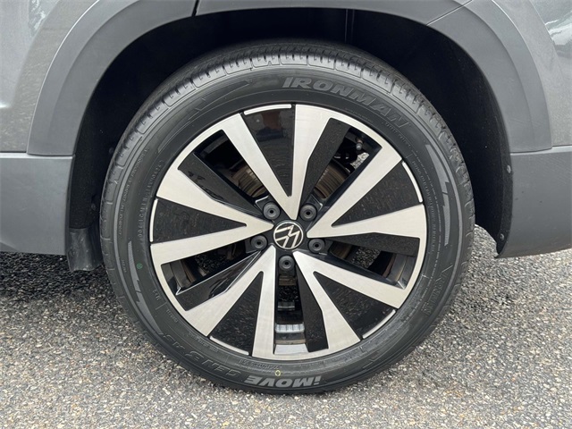 2023 Volkswagen Taos SE photo 12