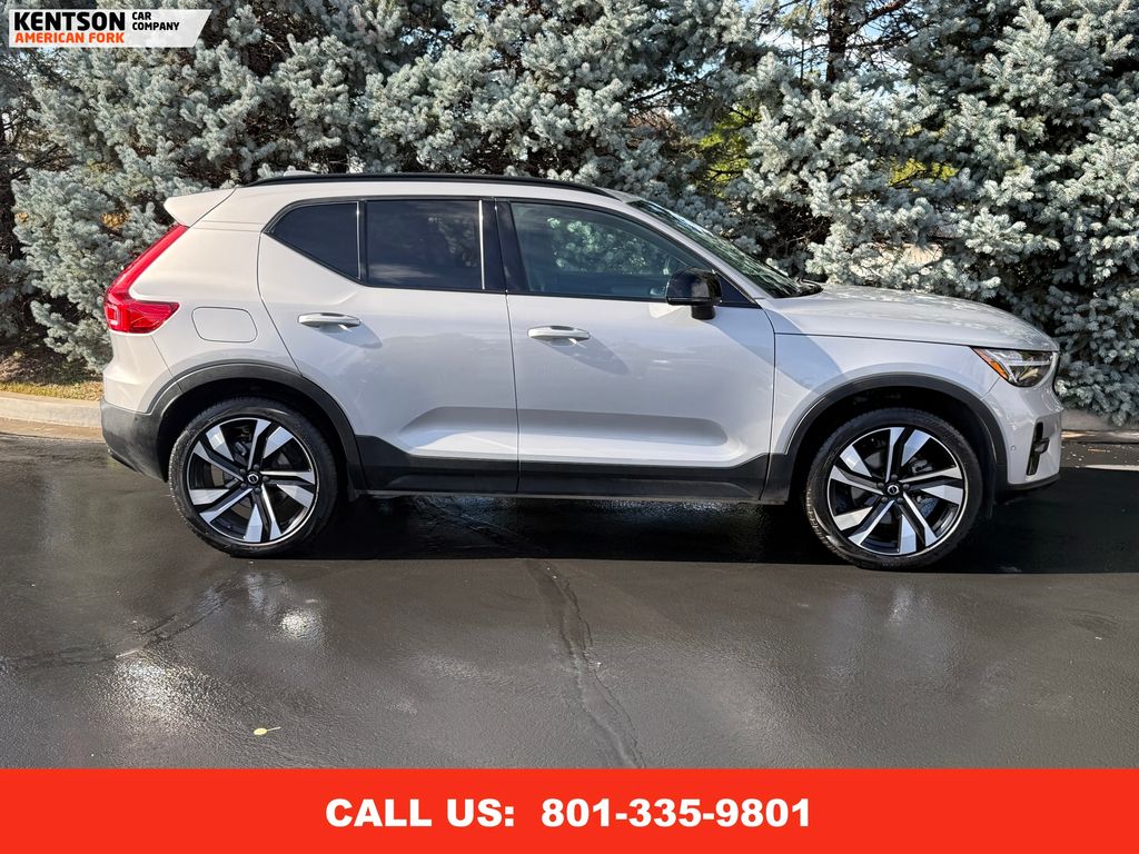 2025 Volvo XC40 Plus photo 8