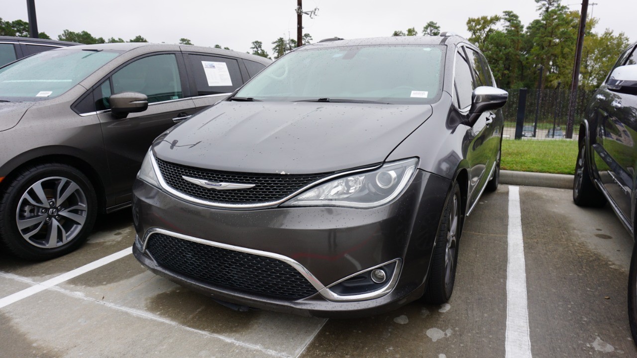 2017 Chrysler Pacifica Limited's photo