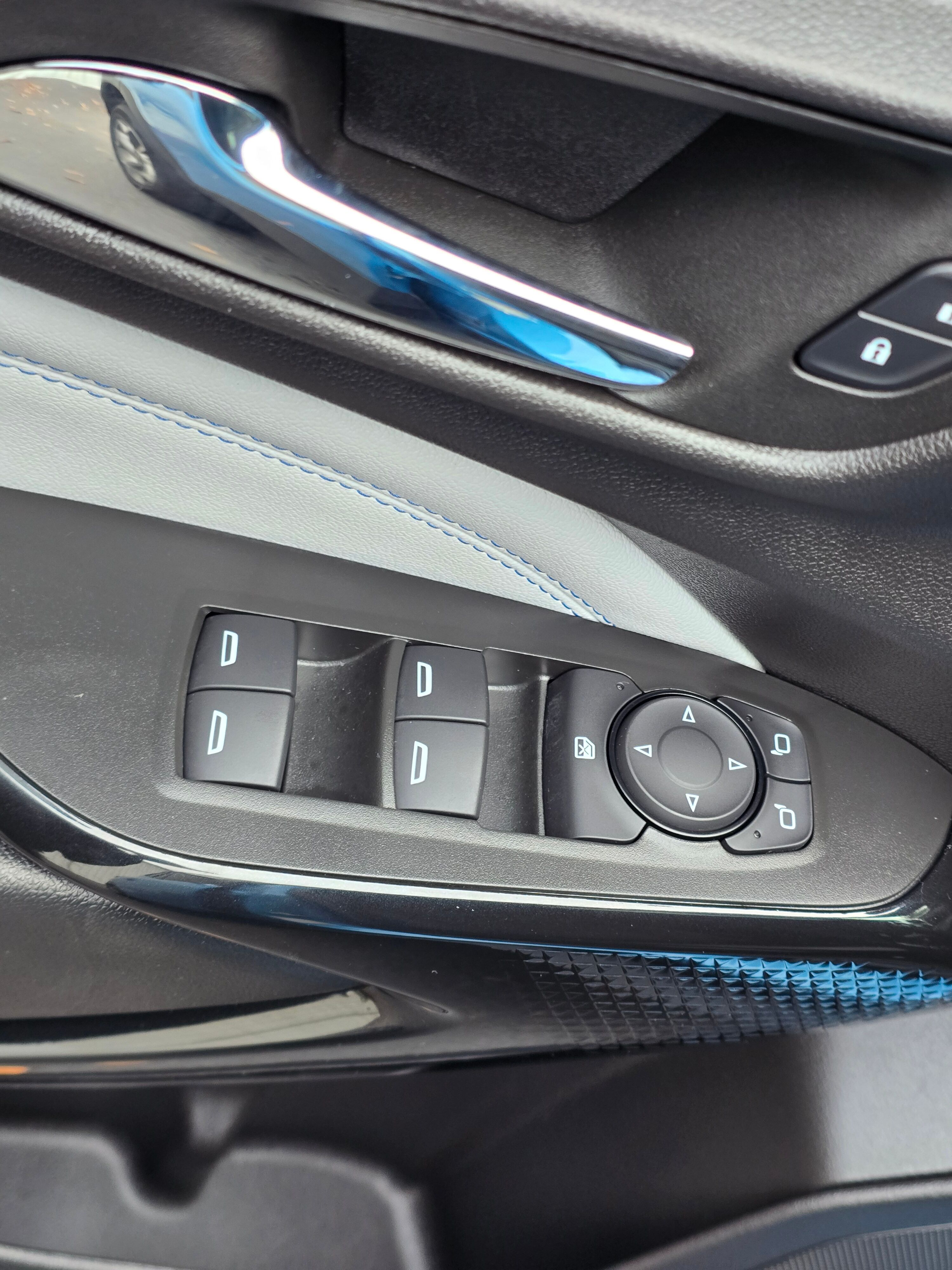 2025 Chevrolet Trax LT photo 4