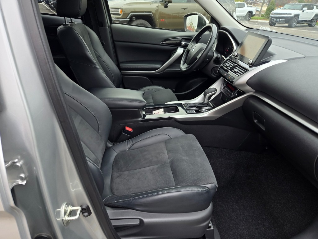 2023 Mitsubishi Eclipse Cross SE photo 3