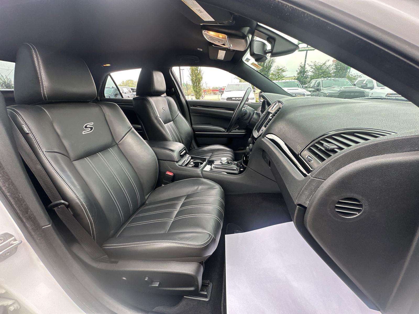 2020 Chrysler 300 photo 26