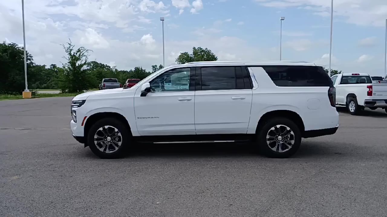 2025 Chevrolet Suburban LT photo 5