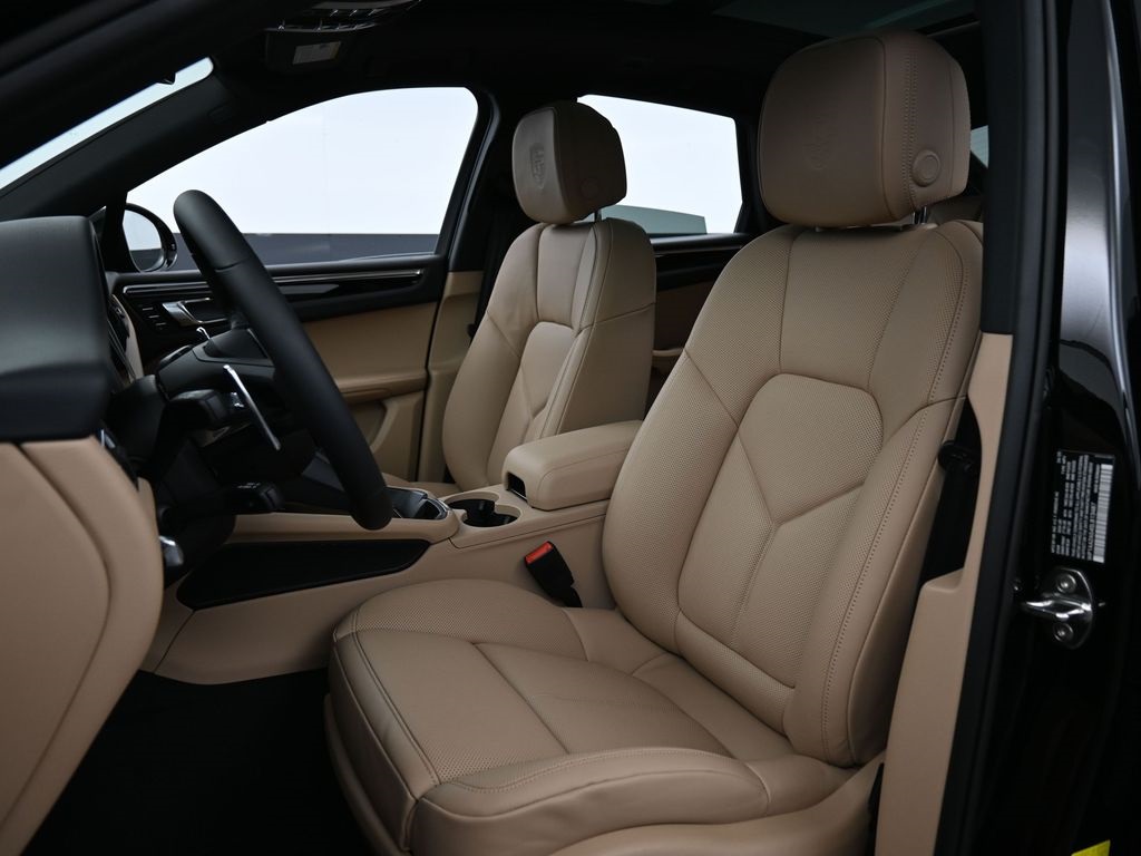 2025 Porsche Macan T photo 4