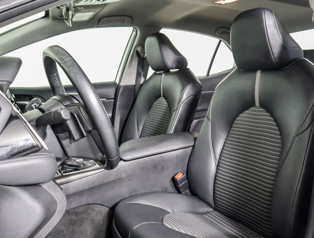 2022 Toyota Camry SE photo 7