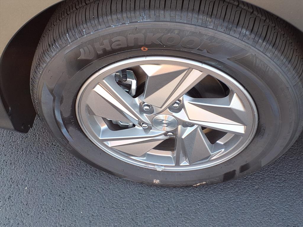 2025 Hyundai Elantra SE photo 12