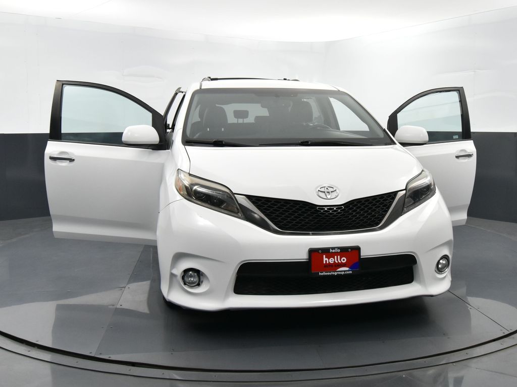 2017 Toyota Sienna SE photo 33
