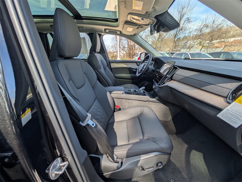 2025 Volvo XC90 T8 Plus photo 2