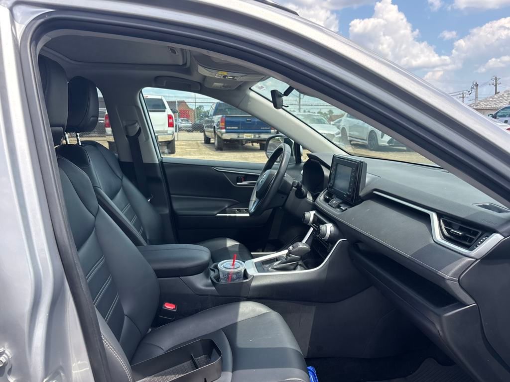 2020 Toyota RAV4 XLE Premium photo 4