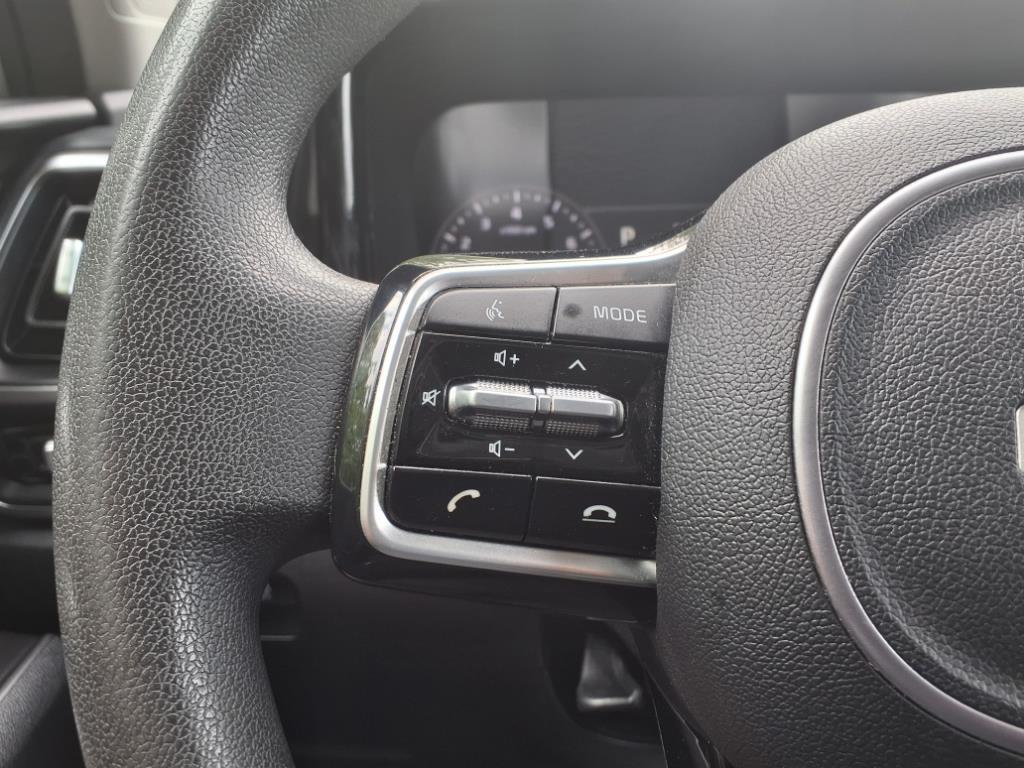 2022 Kia Sorento LX photo 16
