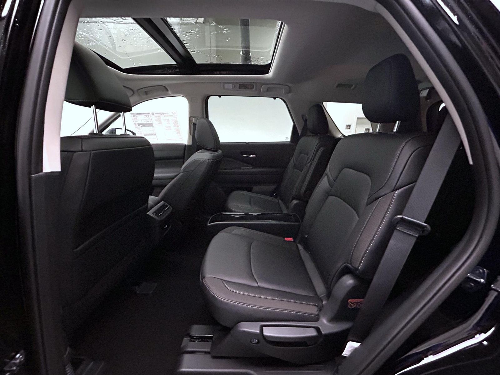 2025 Nissan Pathfinder SL photo 11