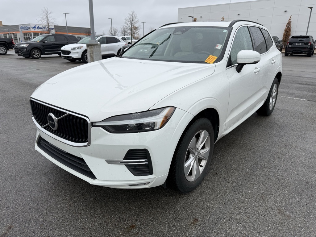 2022 Volvo XC60 B5 Momentum photo 3