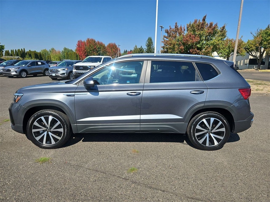 2022 Volkswagen Taos SE photo 2