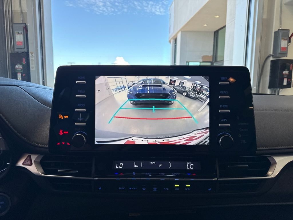 2022 Toyota Sienna XLE Woodland Edition photo 22