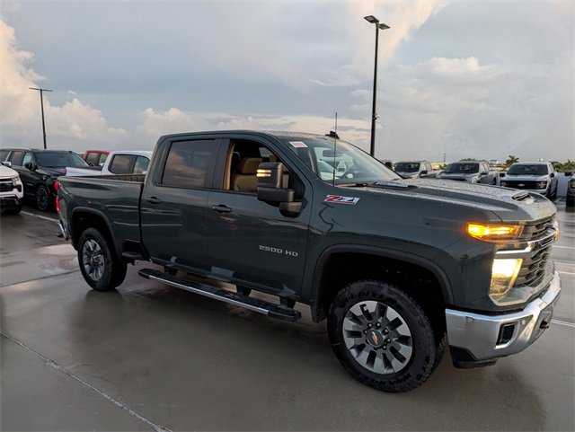 2025 Chevrolet Silverado 2500HD LT photo 2