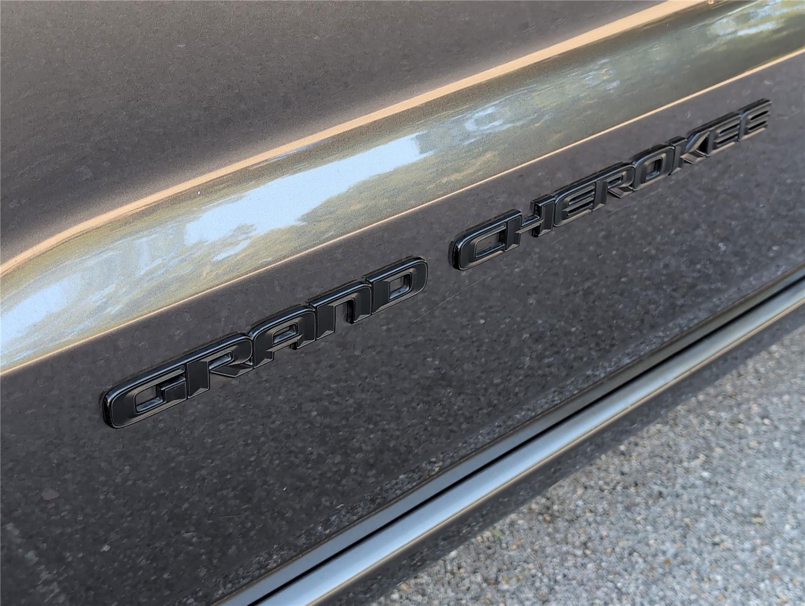 2020 Jeep Grand Cherokee Altitude photo 26