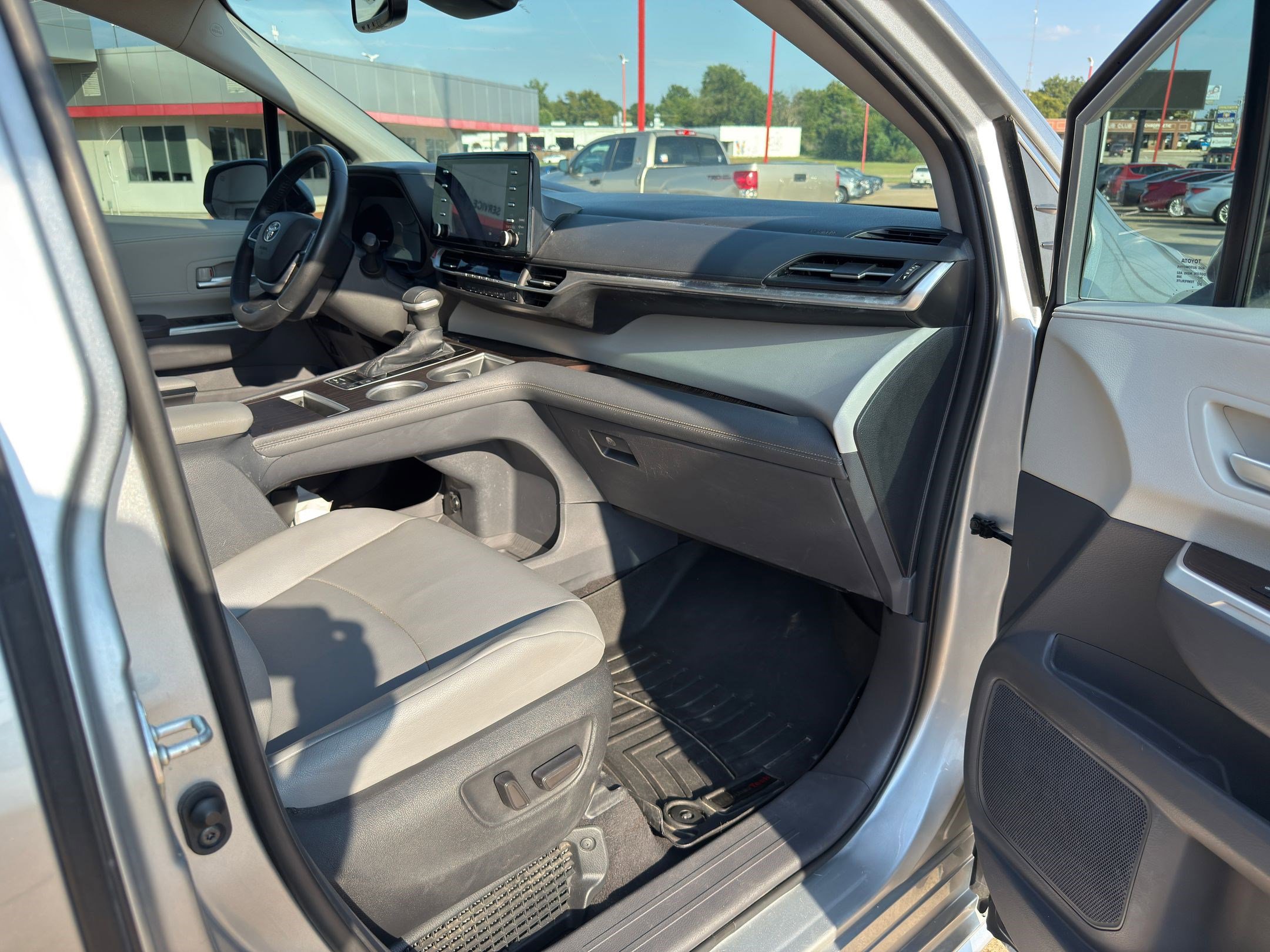 2022 Toyota Sienna XLE photo 26