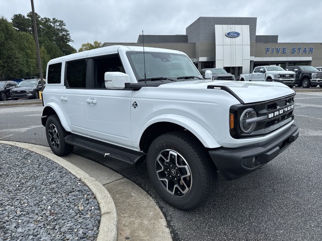 2025 Ford Bronco Outer Banks photo 2