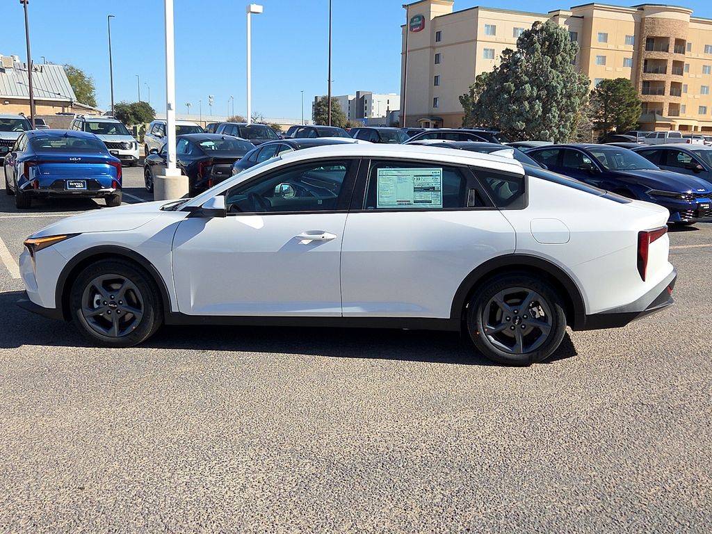 2025 Kia K4 LXS photo 2
