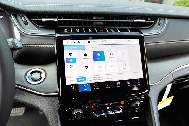 New 2025 Baltic Gray Metallic Clear-Coat Exterior Paint Jeep Limited image 30