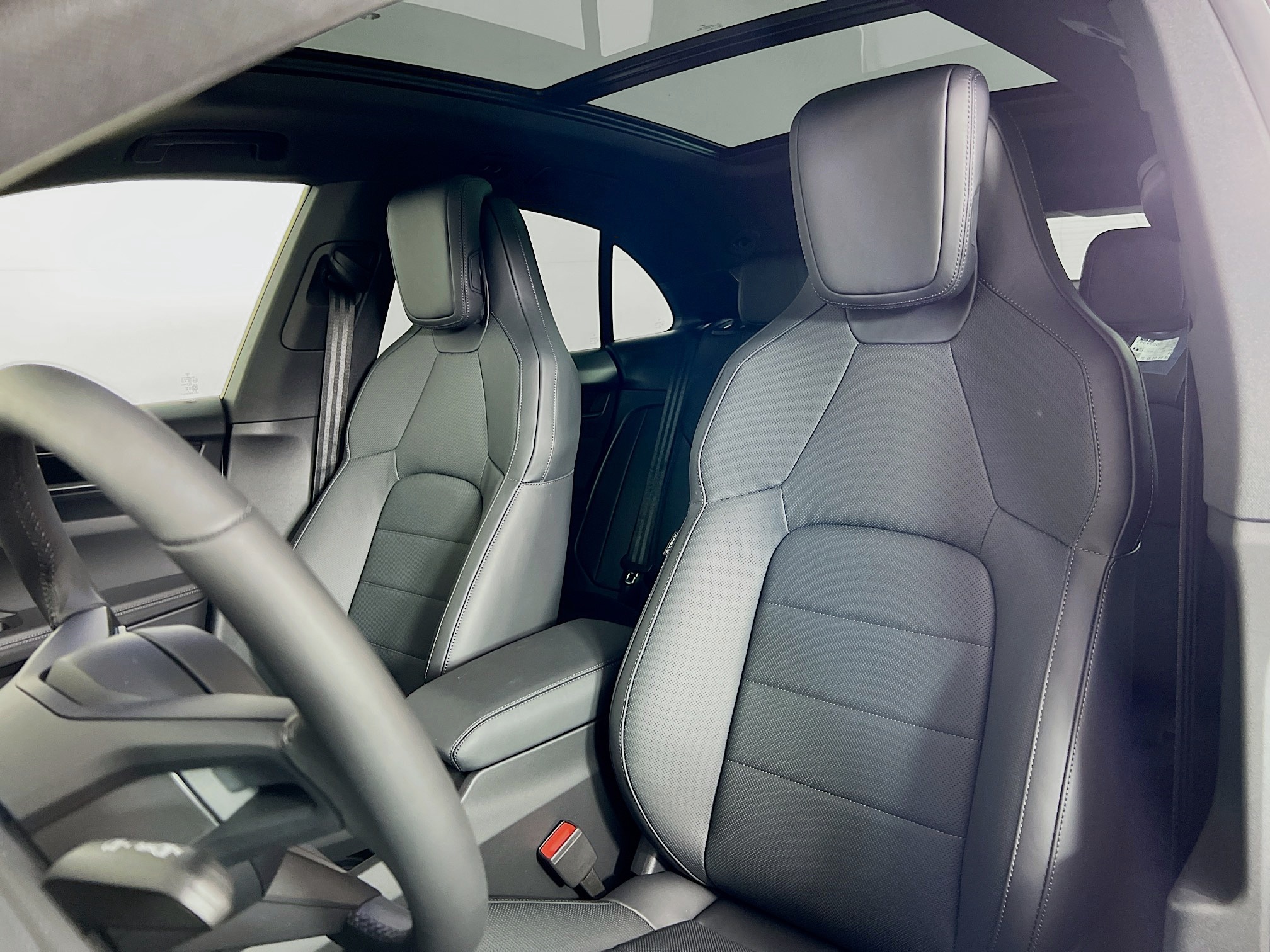 2025 Porsche Macan Electric photo 3