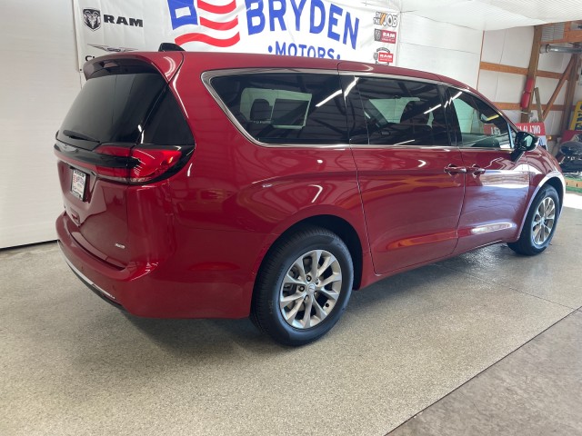 2026 Chrysler Pacifica photo 2