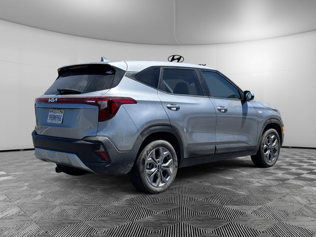 2025 Kia Seltos LX photo 2