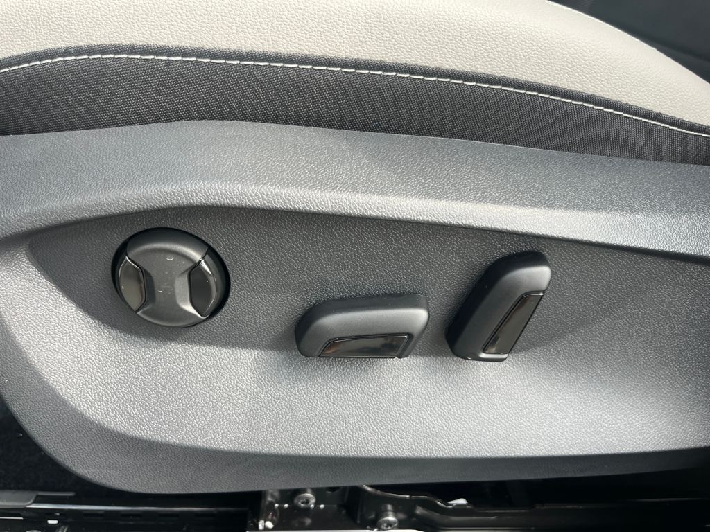 2025 Volkswagen Taos SE photo 8