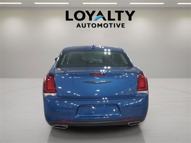 2022 Chrysler 300 Touring photo 4