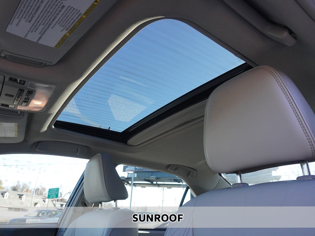 2017 Toyota Camry XLE photo 3