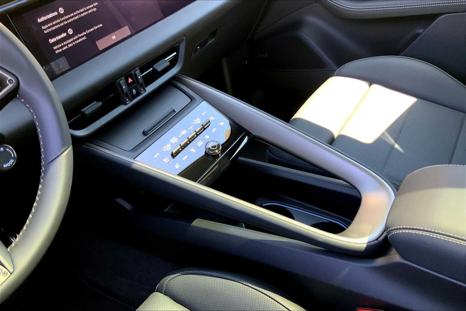 2025 Porsche Macan Electric Turbo photo 15