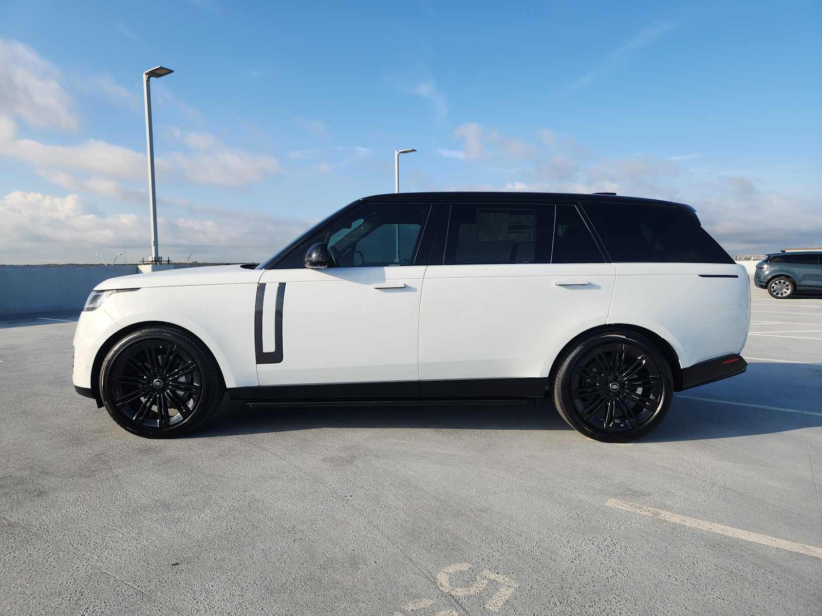 2025 Land Rover Range Rover SE photo 3