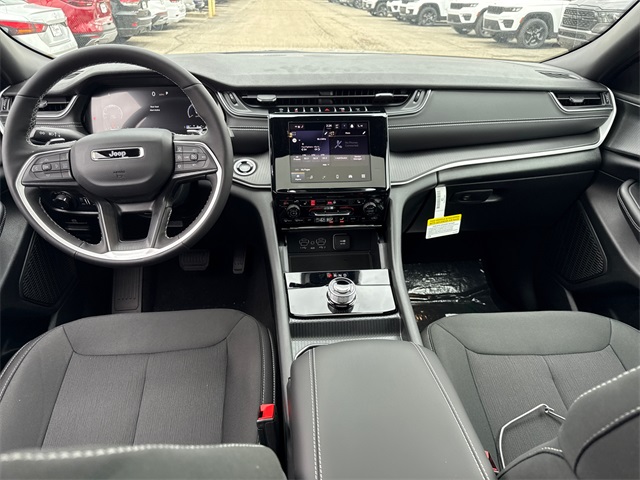 2025 Jeep Grand Cherokee Laredo photo 2