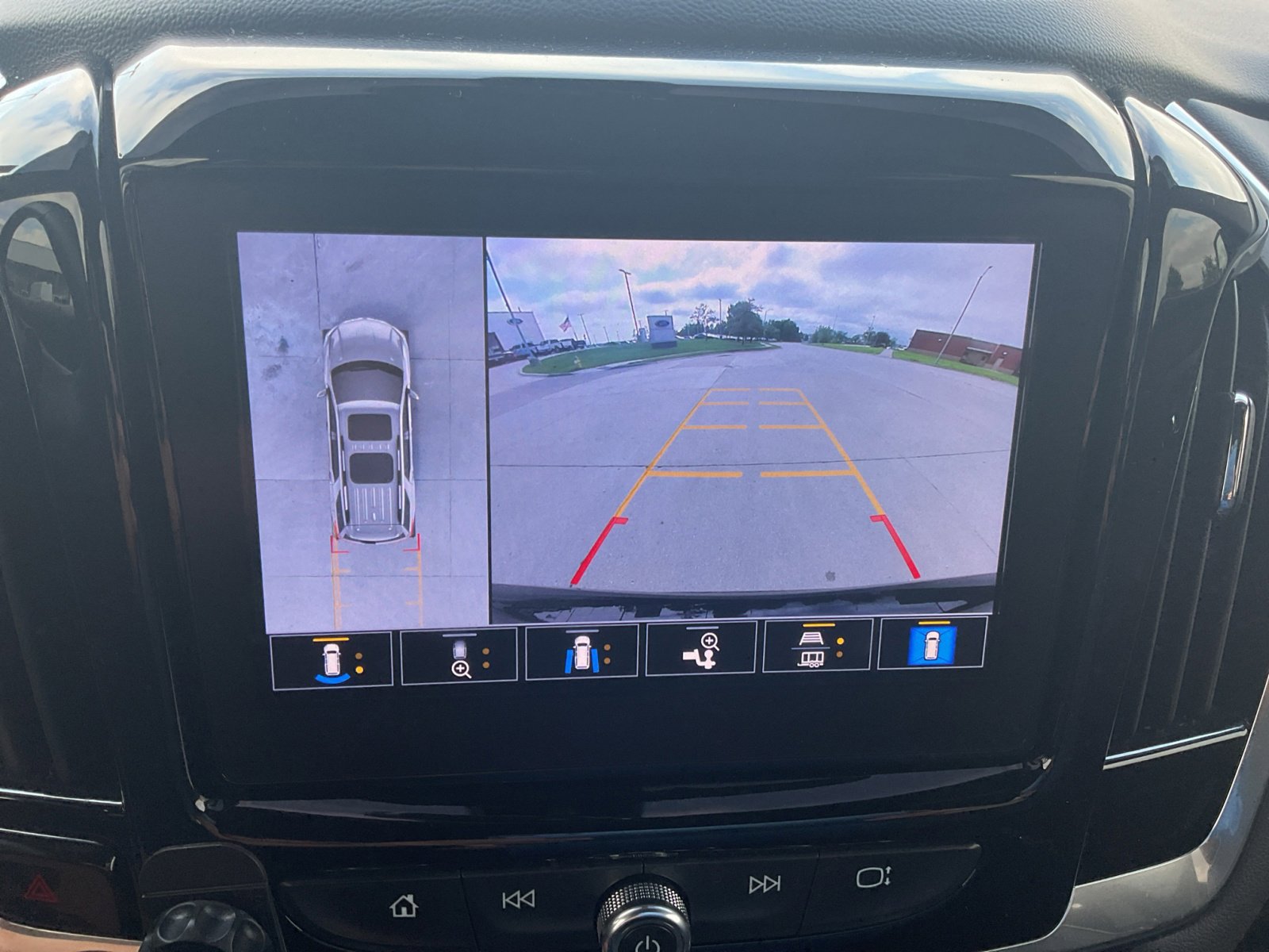 2023 Chevrolet Traverse Premier photo 2