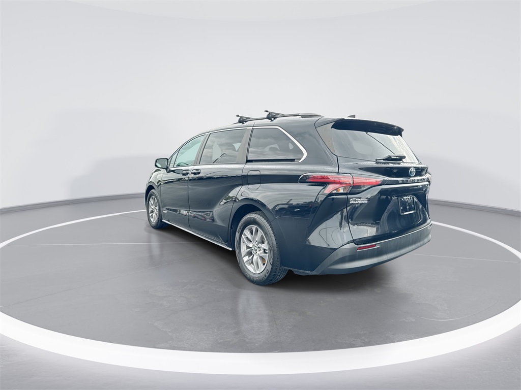 2021 Toyota Sienna LE photo 6