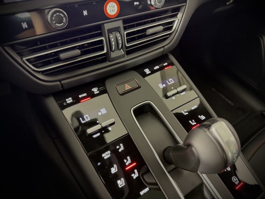 2025 Porsche Macan T photo 25