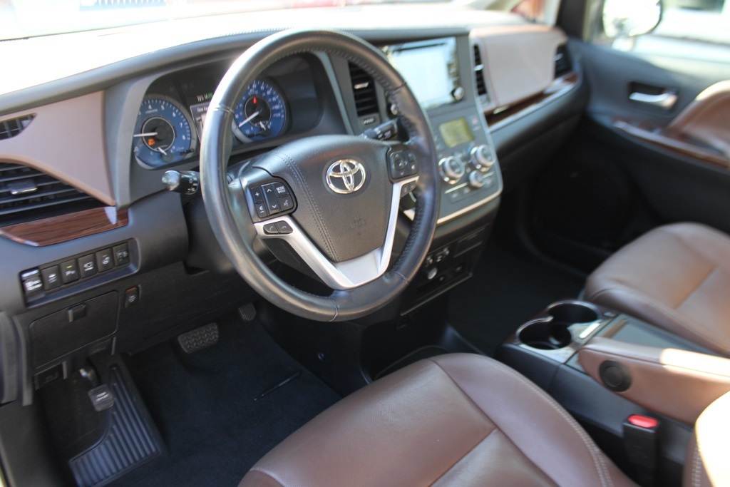 2020 Toyota Sienna photo 3