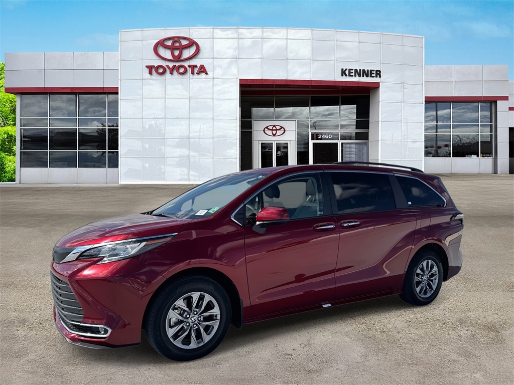 2023 Toyota Sienna XLE photo 3