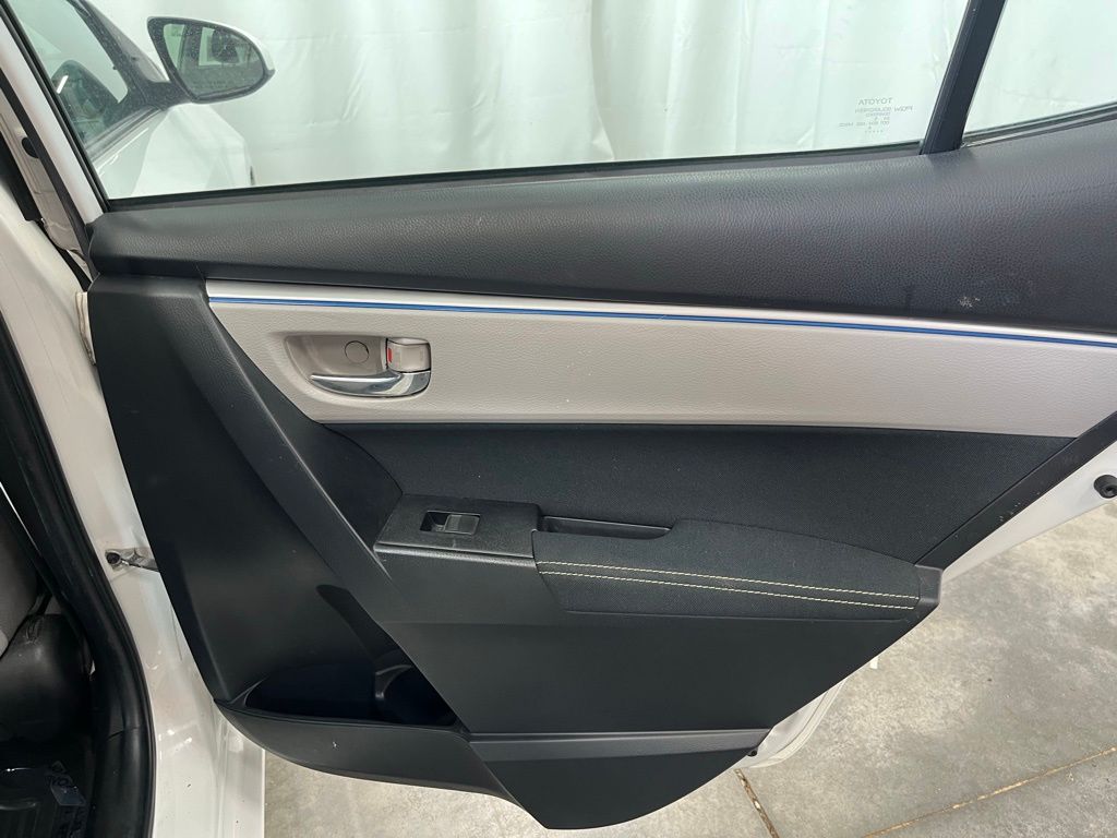 2015 Toyota Corolla LE photo 23