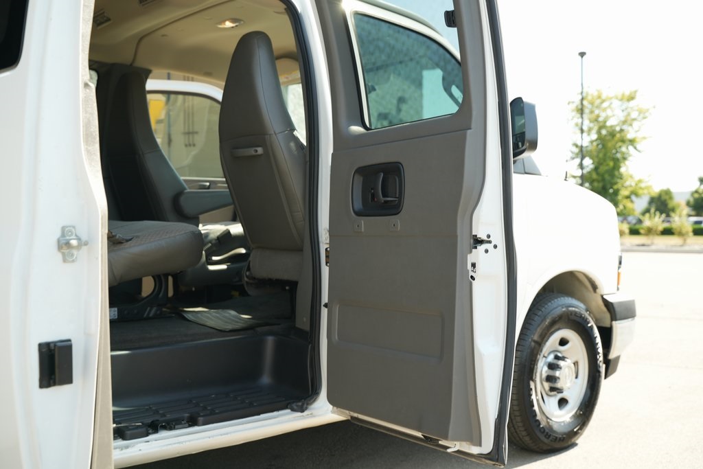 2017 Chevrolet Express 3500 LT photo 31