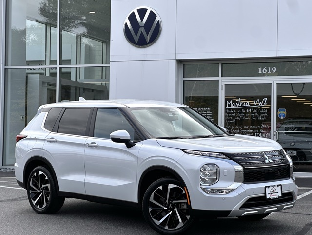 2024 Mitsubishi Outlander SE's photo