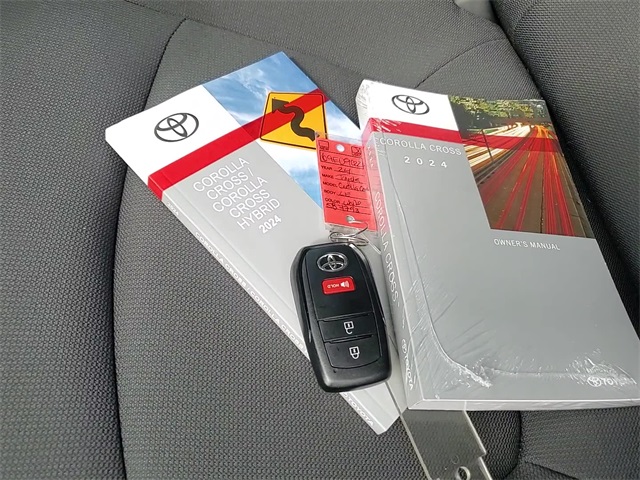 2024 Toyota Corolla Cross LE photo 7